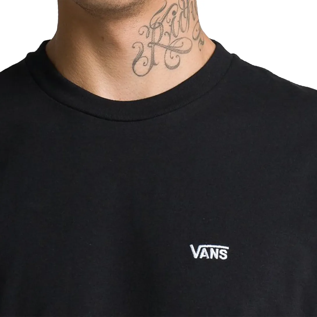 Vista traseira da camiseta masculina Vans preta com logo branco nas costas